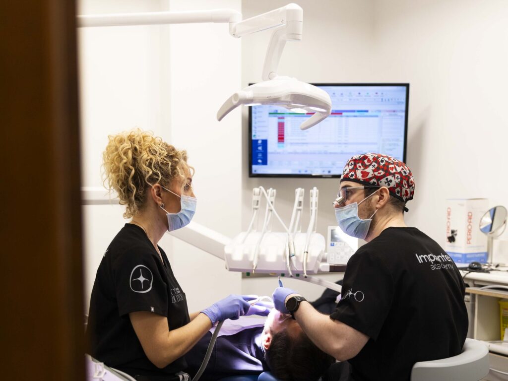 Cirugía dental de implantes en Bucodontos