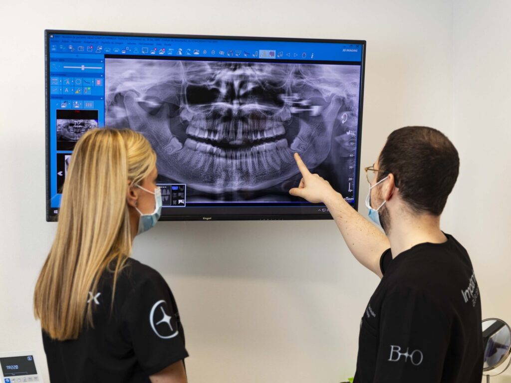 Diagnóstico dental sobre radiografía panorámica en Antequera