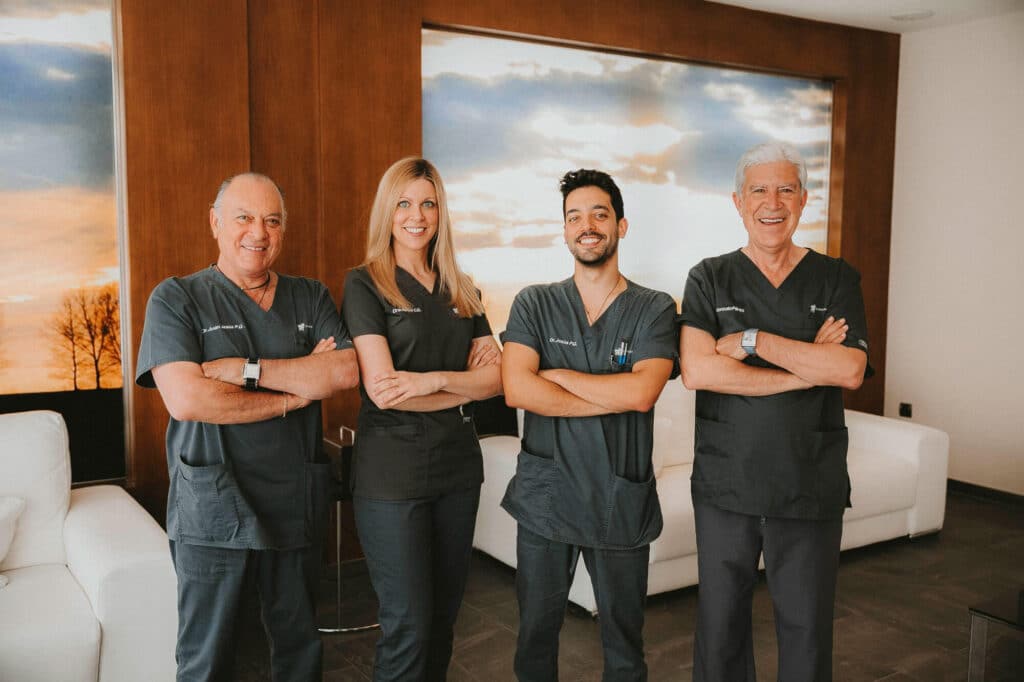 Equipo médico de la clínica dental Bucodontos en Antequera