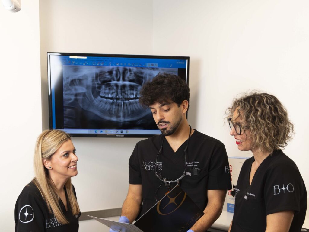 Equipo de Bucodontos revisando un caso clínico