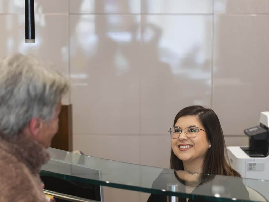 Recepcionista atendiendo a una paciente en Bucodontos