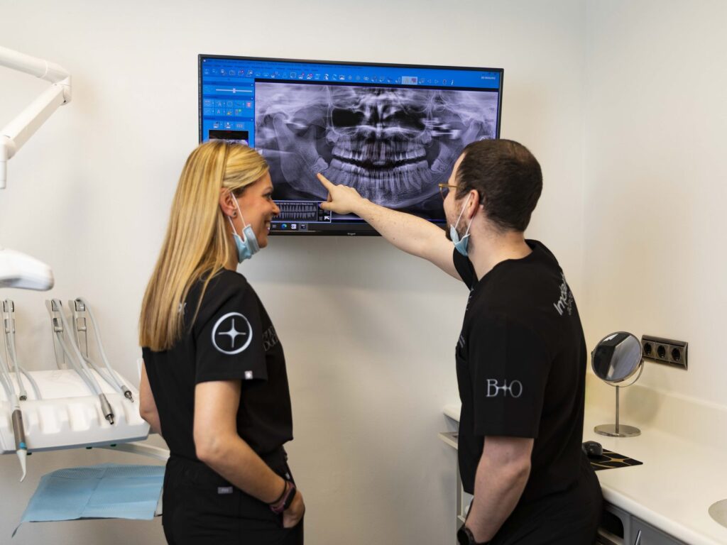 Dos odontólogos revisando una radiografía panorámica