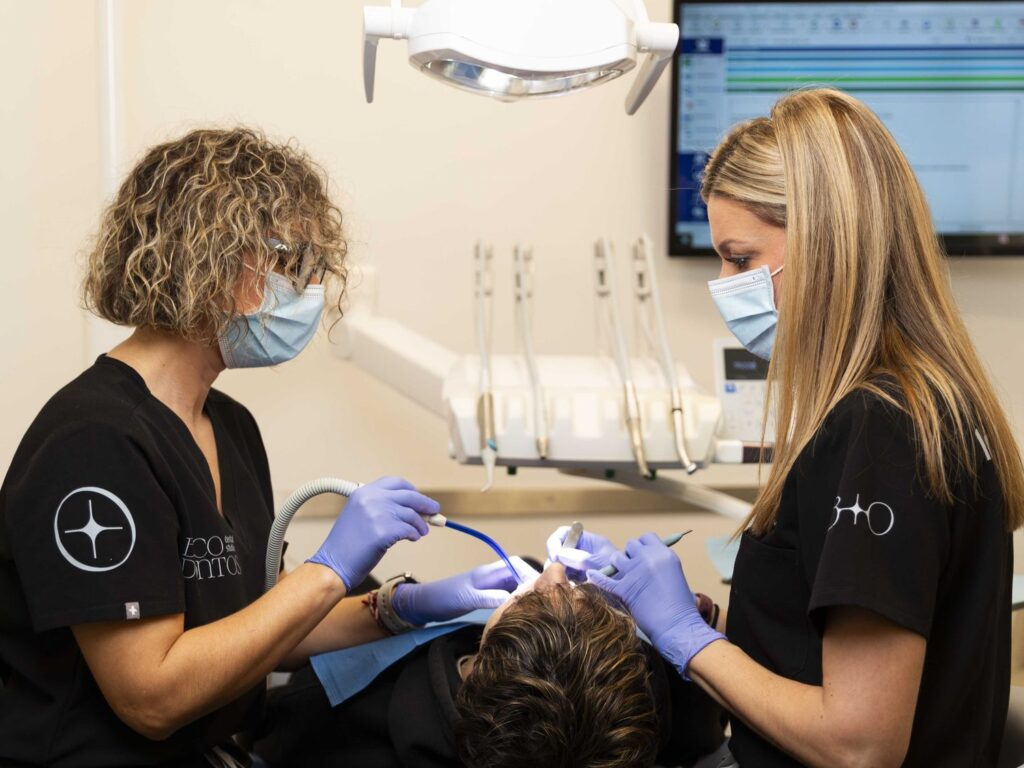 Tratamiento dental a cuatro manos en Bucodontos