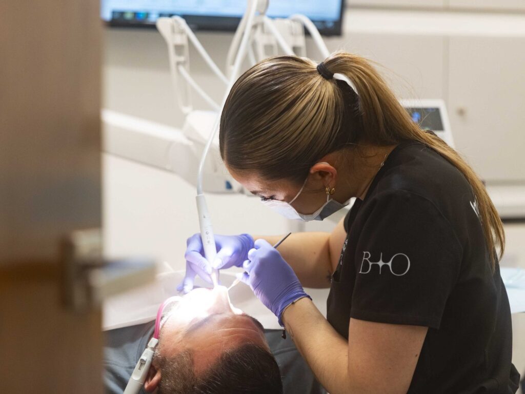 Odontóloga realizando un tratamiento dental en el gabinete