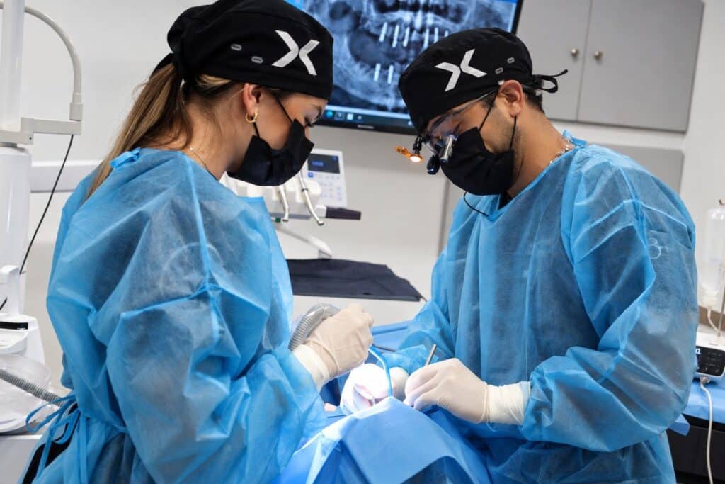 Cirugía de implantes dentales en Bucodontos