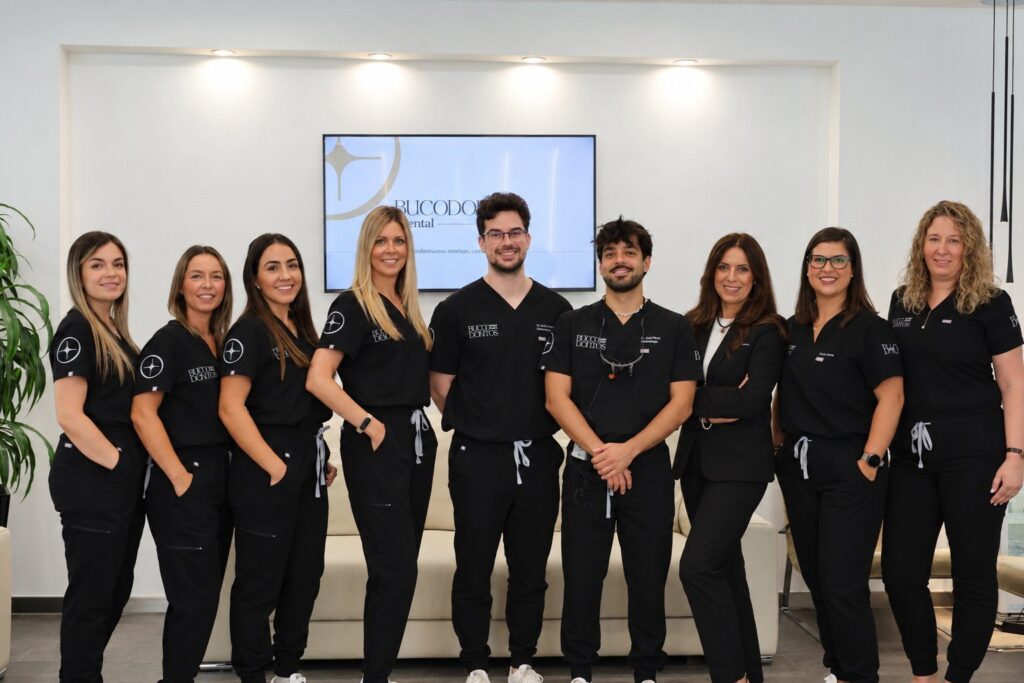 Equipo completo de la clínica Bucodontos en Antequera