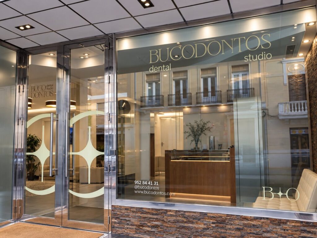 Fachada de la clínica dental Bucodontos en Antequera